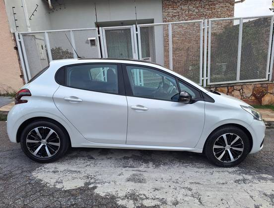PEUGEOT 208 1.6 GRIFFE 16V FLEX 4P AUTOMÁTICO PEUGEOT 208 1.6 GRIFFE 16V FLEX 4P AUTOMÁTICO